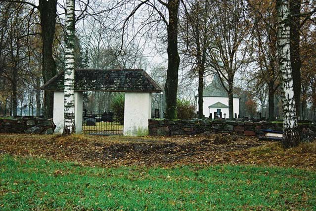 Stigluckan i östra kyrkogårdsmuren.