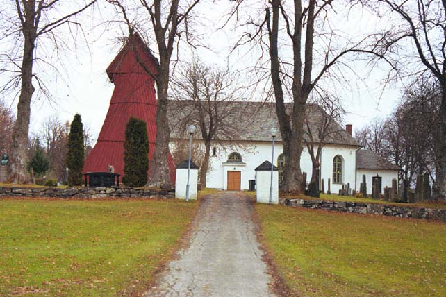 Kyrkan och klockstapeln från söder.