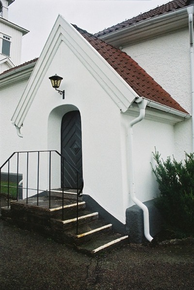 Vapenhuset i söder på Älekulla kyrka, från SÖ.