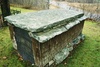 Spånklädd gravtumba på kyrkogårdens östra del, från SV.