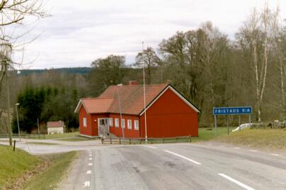 Fristads församlingshem i backen norr om kyrkan.