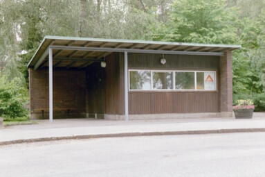 Kioskliknande byggnad strax utanför huvudentrén till S:t Sigfrids griftegård. 