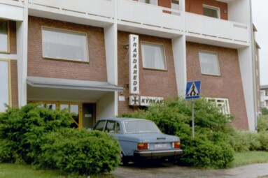 Exteriören till församlingshemsdelen av Trandareds kyrka.