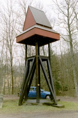 Klockstapel från 1957 vid Frufällans församlingshem, ritad av Harald Ericson. Neg.nr. B959_004:18. JPG. 