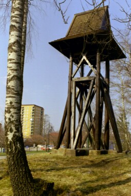 Klockstapeln vid Sjöbo kyrka uppfördes 1952 till ett dåvarande församlingshem söder om kyrkan. I bakgrunden syns Sjöbo Torg.