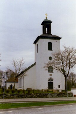 Sandhults kyrka sedd från vägen i nordväst.