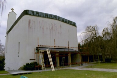 Entrén till Uppståndelsens kapell på S:t Sigfrids griftegård var under renovering vid besöket.