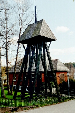 Klockstapel från 1964 vid Gånghesters kyrka, ritad av Adolf Niklasson. Neg.nr. B959_013:02. JPG. 