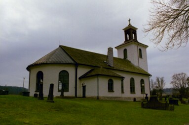 Rångedala kyrka med kor och sakristia i förgrunden.