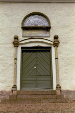 Södra porten på Rångedala kyrka, där sandstenspelarna återanvänts från den gamla kyrkan.