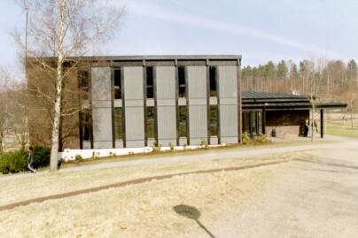 Kyrksalen är högre åt söder än församlingshemsdelen och har entré åt öster. Stråket utanför kyrkan går mellan skolan och ett bostadsområde och är livligt frekventerat.