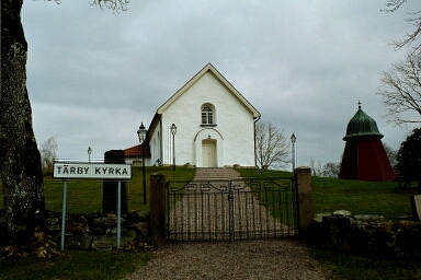 Tärby kyrka, anläggning med mur och grind, kyrka och klockstapel från väster.