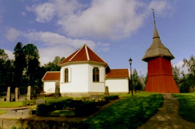 Brämhults kyrka och klockstapel sedda från öster.