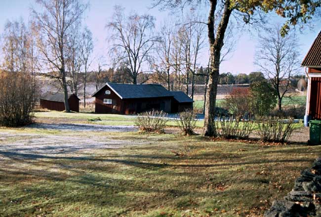 Granngård i väster.