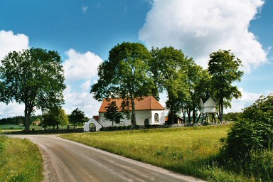 Fåglums kyrka och kyrkogård från söder. Neg.nr. 04/158:13. JPG. 