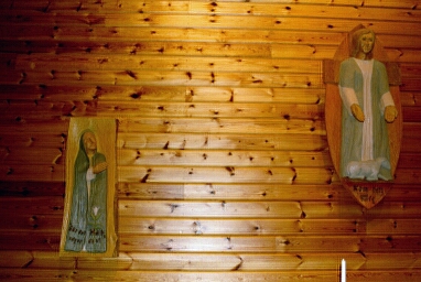 Gräsvikens kapell från 1982, träskulptur. Neg.nr. B960_017:06. JPG.