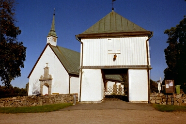 Norra Björke kyrka och stigport med klocktorn.