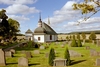 Norra Björke kyrka och kyrkogården sett från öster.