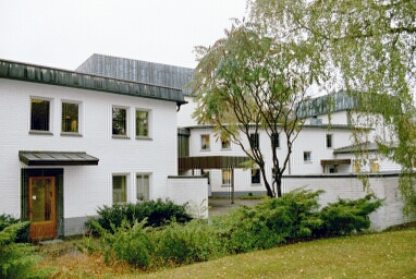 Kapellkrematoriet sett från nordöst, där en ekonomigård finns. Till vänster i bild ses kyrkogårdsförvaltningens kontor uppfört 1978.