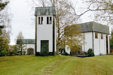 Håjums kapellkrematorium, uppfört 1956 efter ritningar av Åke Porne. Neg.nr. B960_011:02. JPG. 