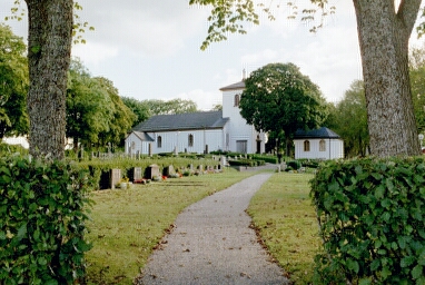 Norra sidan av Väne-Åsakas kyrkoanläggning.