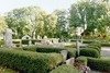Väne-Åsakas kyrkogård åt söder med sina karaktäristiska häckar.