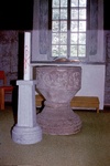 Åsle kyrka interiör norra korsarmen med dopfunt och dopljus. Negnr 01/277:27