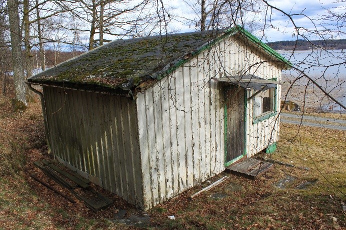 Litet fritidshus nere vid sjön