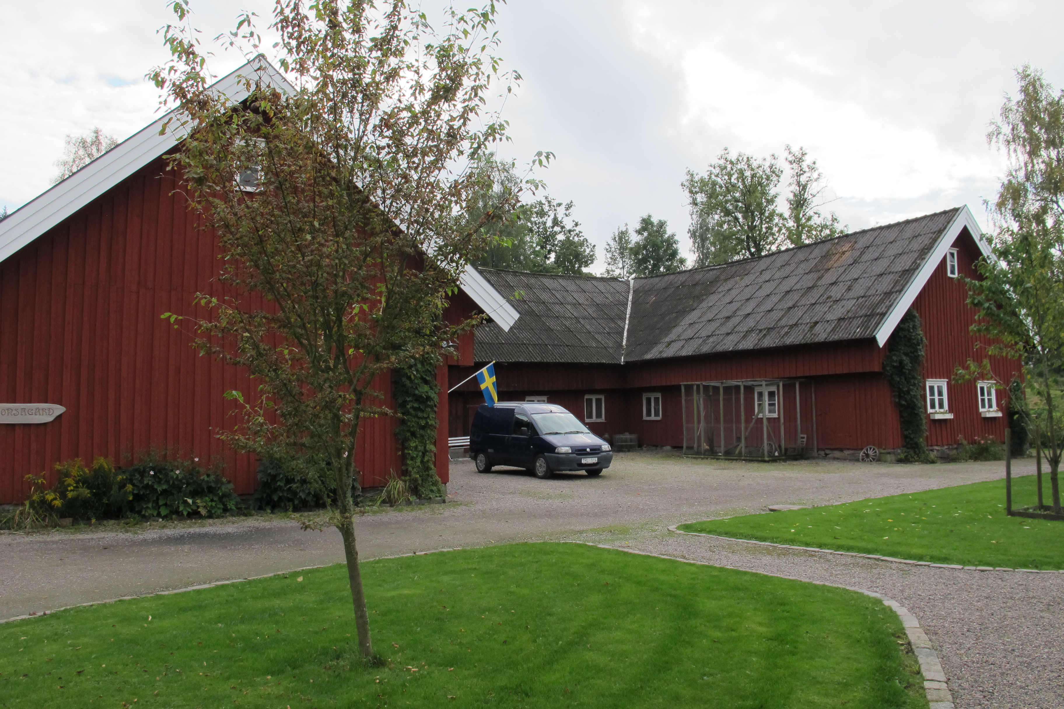 Den stora ladugården på Jonsagård är uppförd på 1890-talet, med ett för regionen typiskt skullutskott. 