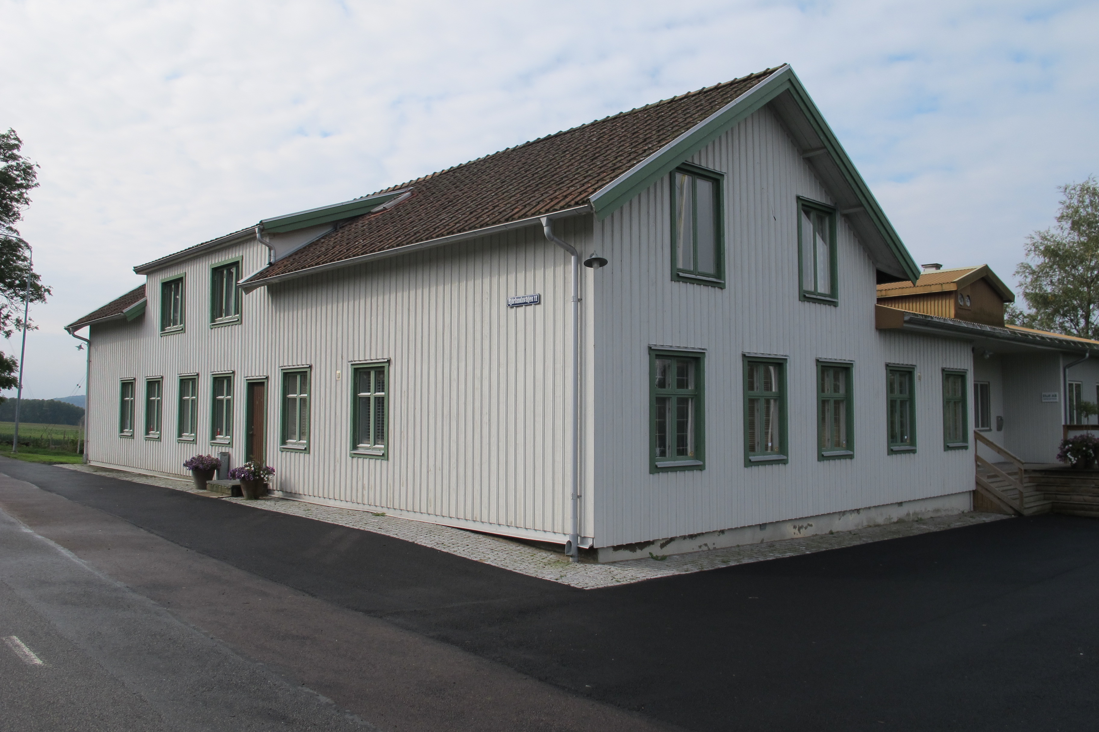 Den före detta trikåfabriken i Hede ligger precis intill landsvägen som går genom byn. Till höger i bilden syns delar av tillbyggnaden ifrån 1948.