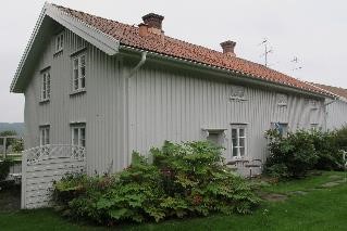 Bostadshuset från väster