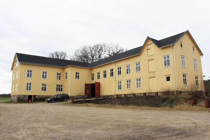 Fabriksbyggnaden från öster