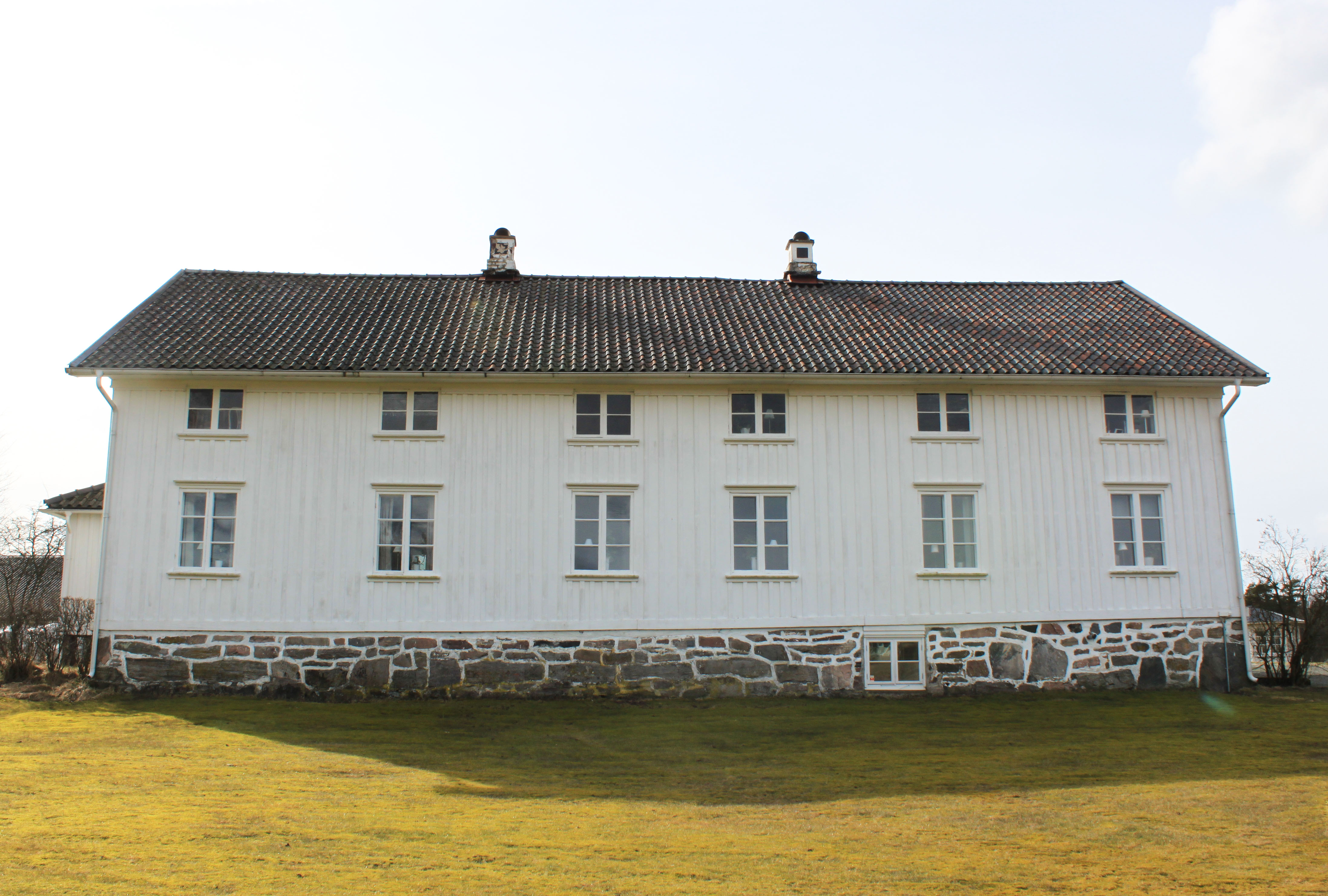 Mangårdsbyggnaden sedd västerifrån.