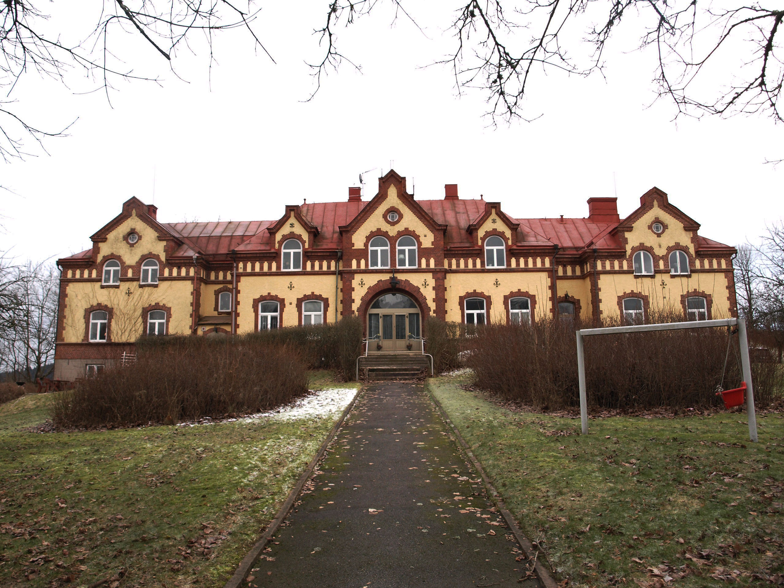 Tingshuset med huvudingång från öster. 