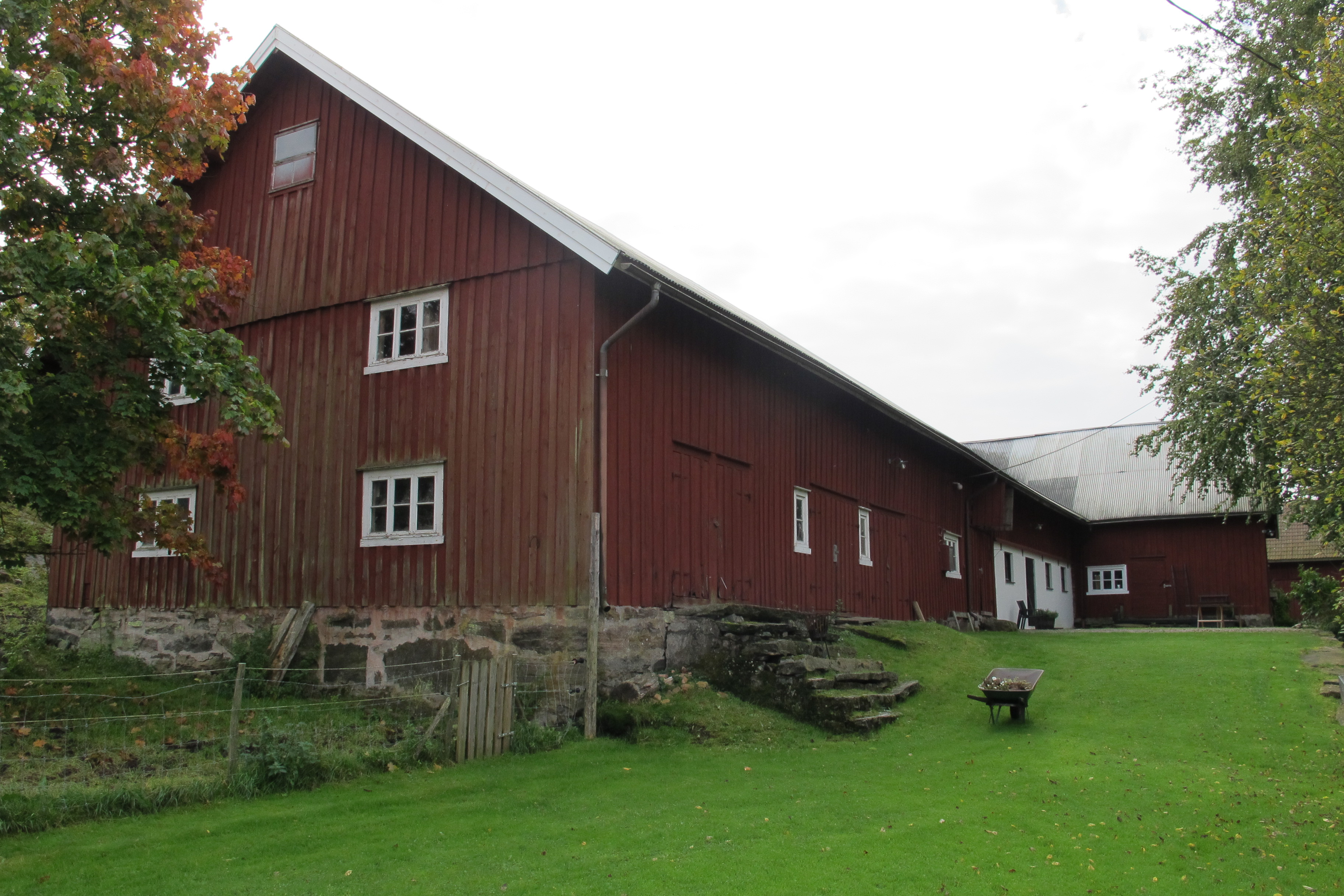 En stor ladugård uppförd år 1911, med loge, vagnslider och magasin finns på fastigheten. 