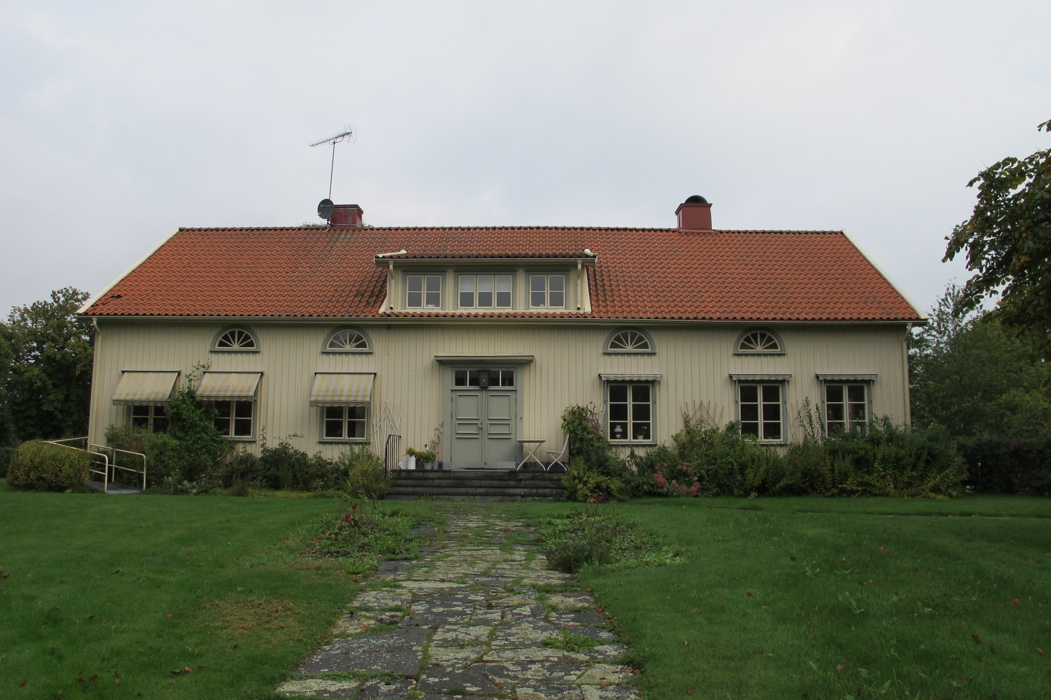 Huvudentrén till prästgården