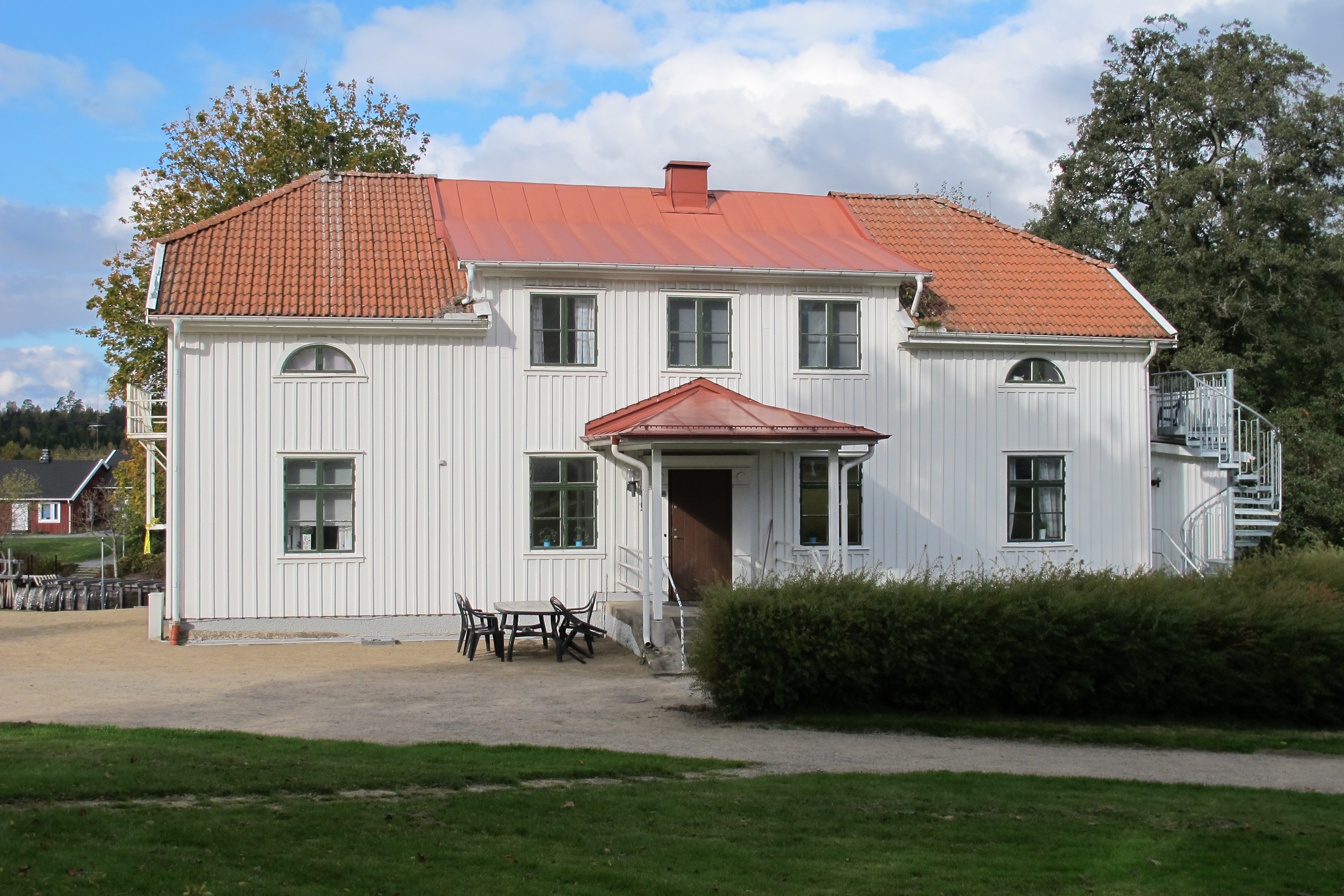 Den före detta flygelbyggnaden till herrgården på Strömma är uppförd någon gång under 1800-talets första hälft. Den fungerar idag som elevhem. 