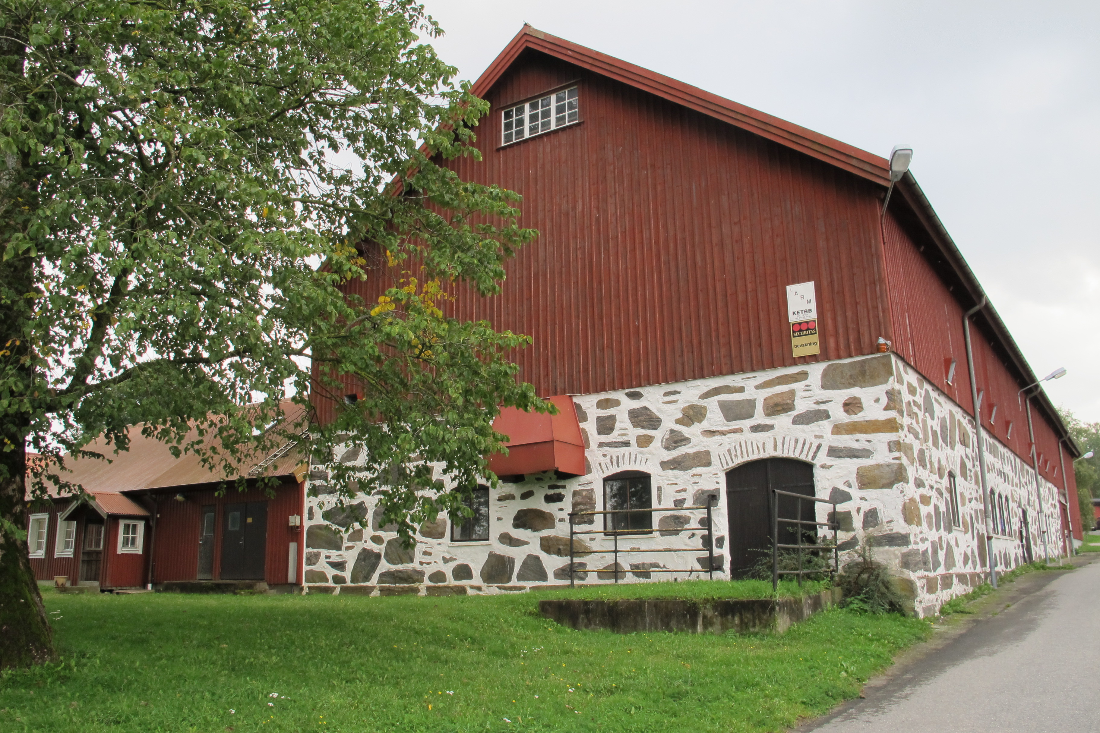 Delen av ladugården med panelad övervåning/loft fungerar idag som ungdjursstall. 