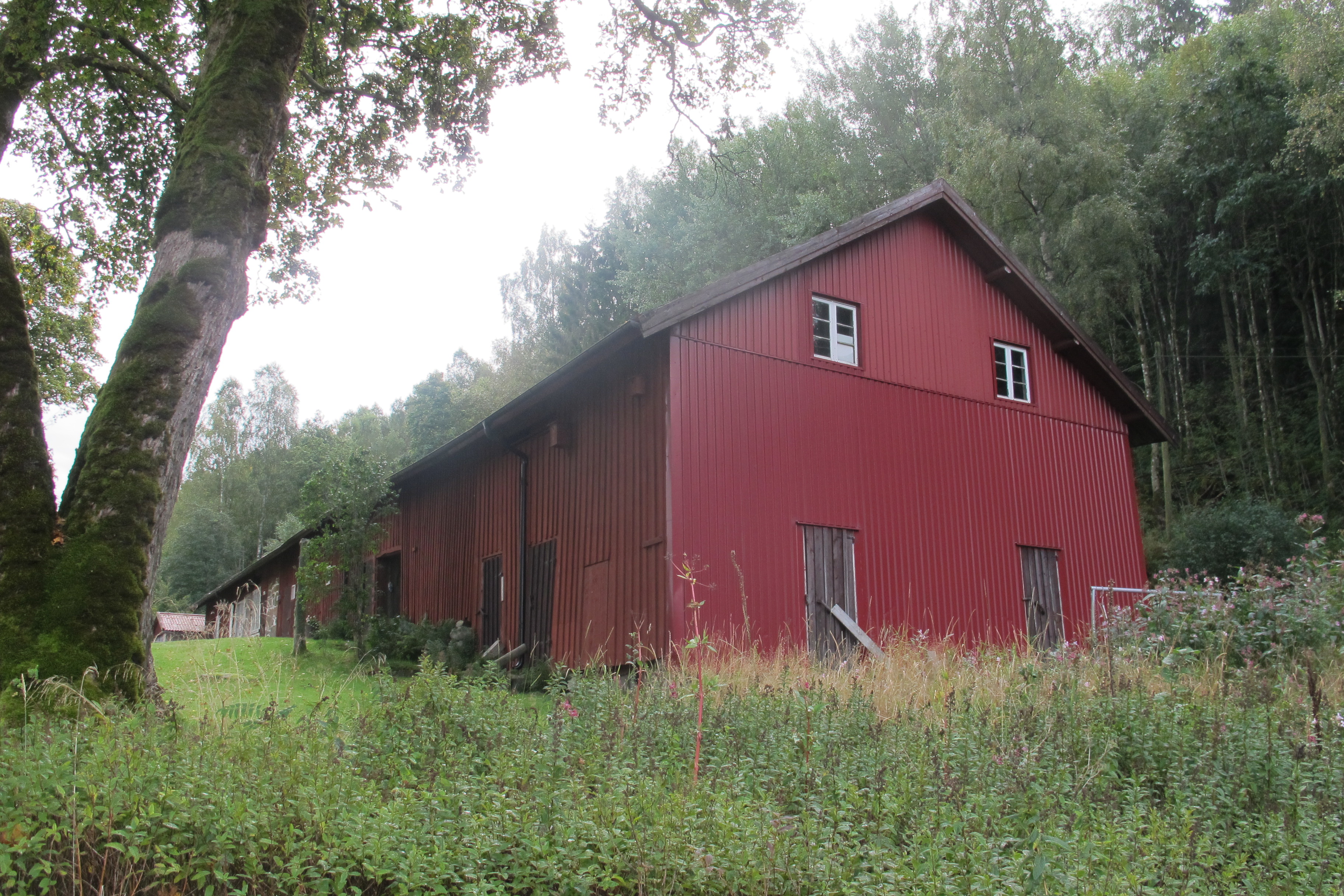 En av gavlarna på ladugården har sedermera belagts med korrugerad plåt. 