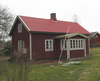 Det mindre bostadshuset på Krekegården är byggt någon gång under 1800-talet. Det är en enkelt utformad liten stuga med fasad av locklistpanel och vita snickerier. 