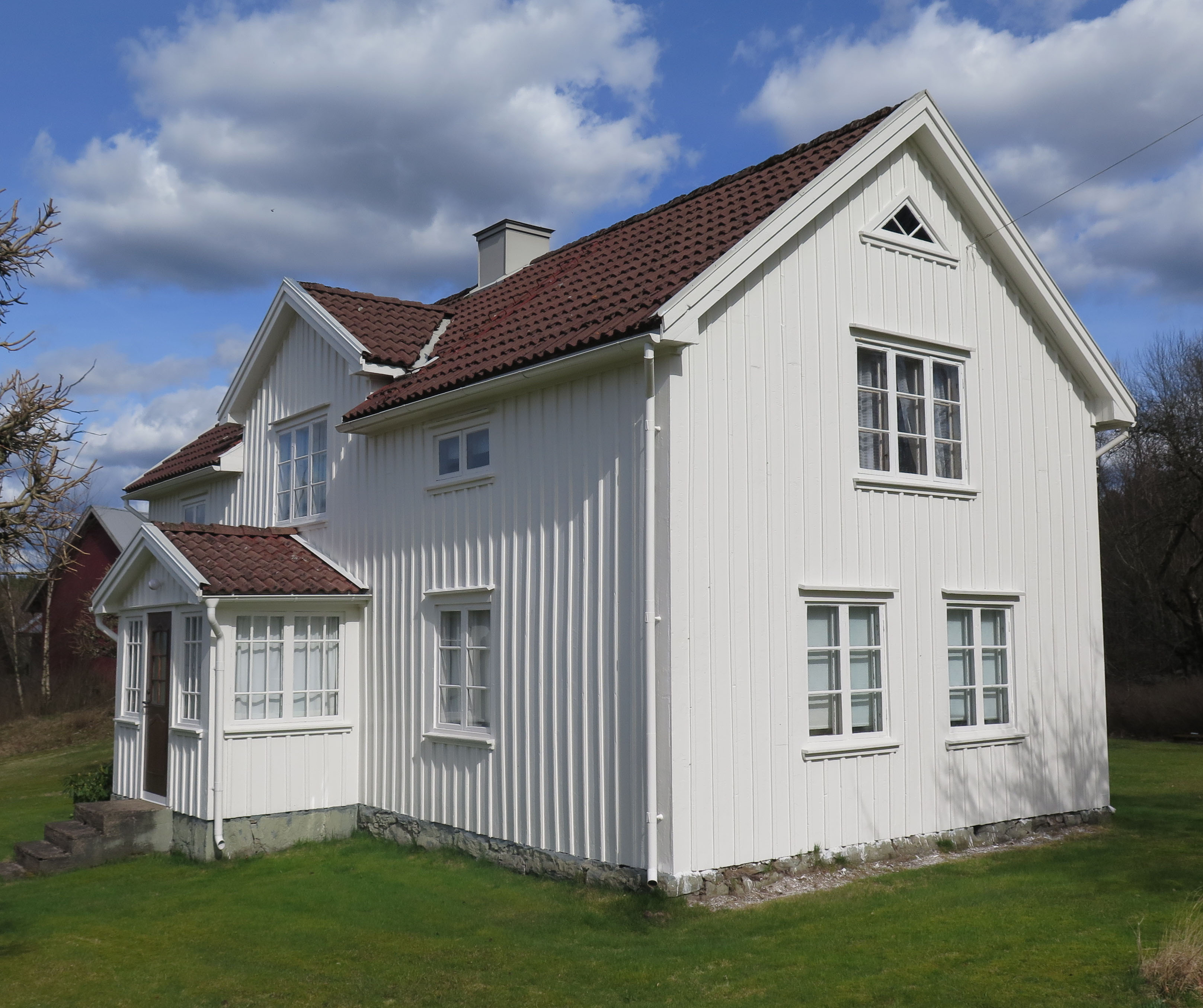 Det välbevarade bostadshuset på Getabo 3:4 med glasveranda och spröjsade fönster. 