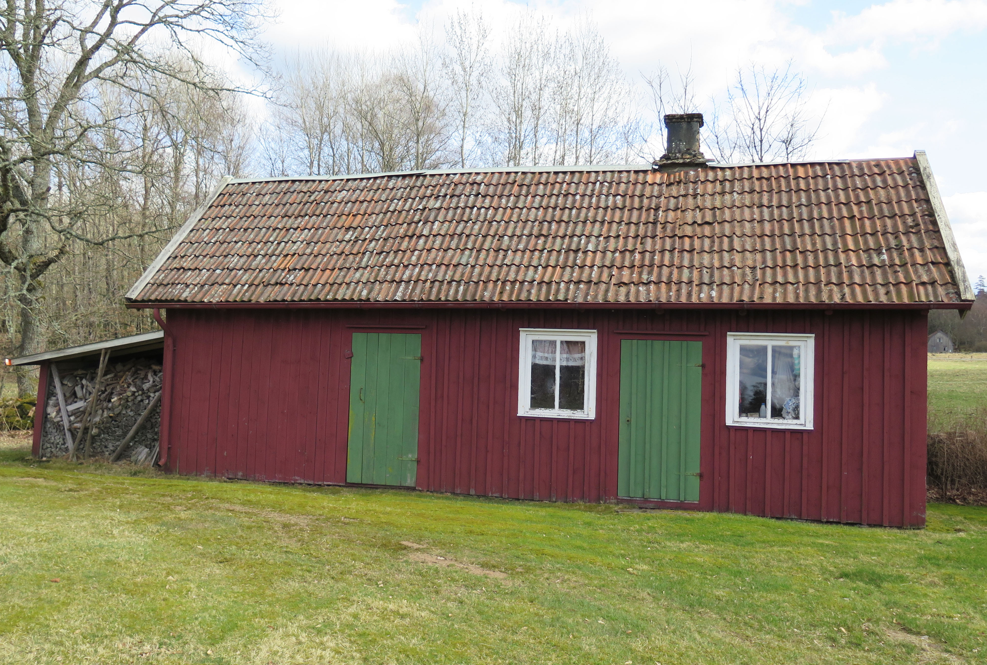 En liten ekonomibyggnad ifrån början av 1900-talet är belägen i östra delen av fastigheten. 