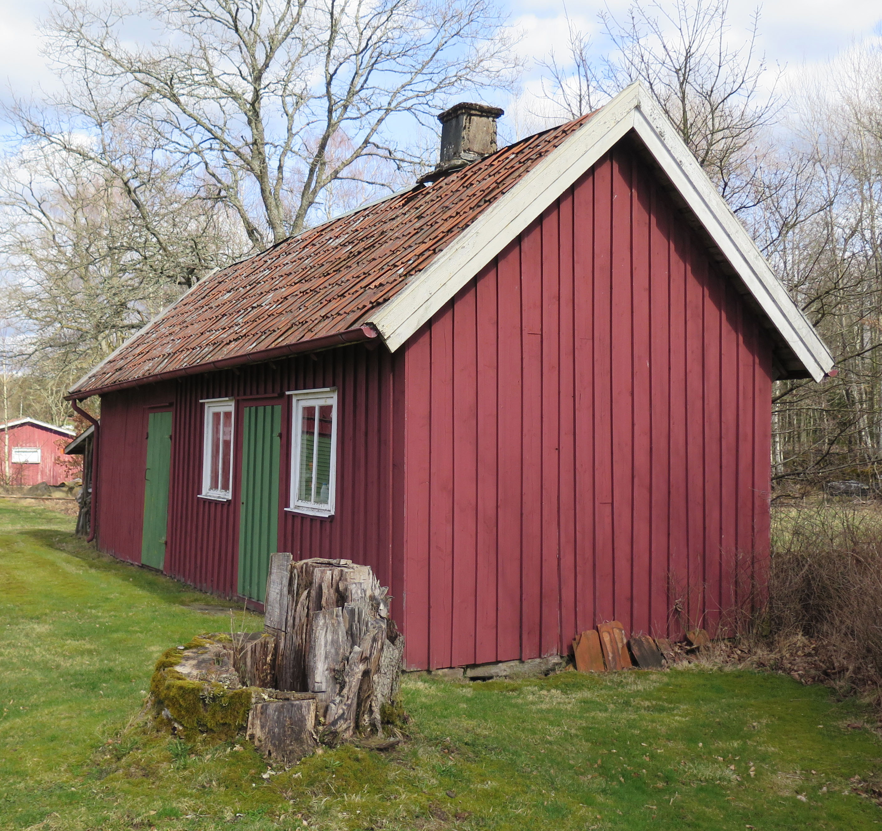 Fönsterlös gavel på byggnaden. 