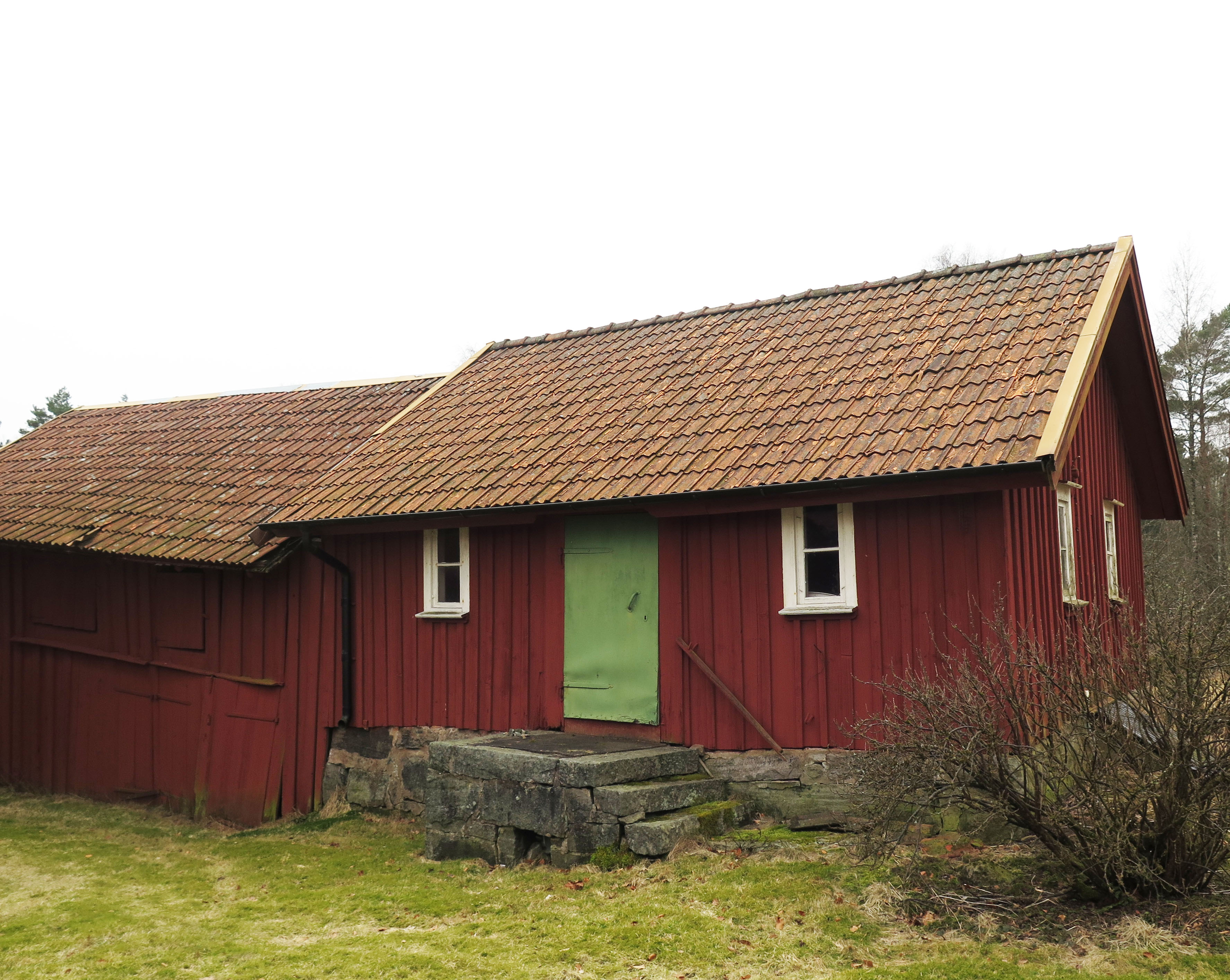 Det gamla fähuset/vedboden på Västergården är uppfört på 1890-talet. Den byggnadskropp som ligger närmast bostadshuset har en hög sockel i murad natursten. 