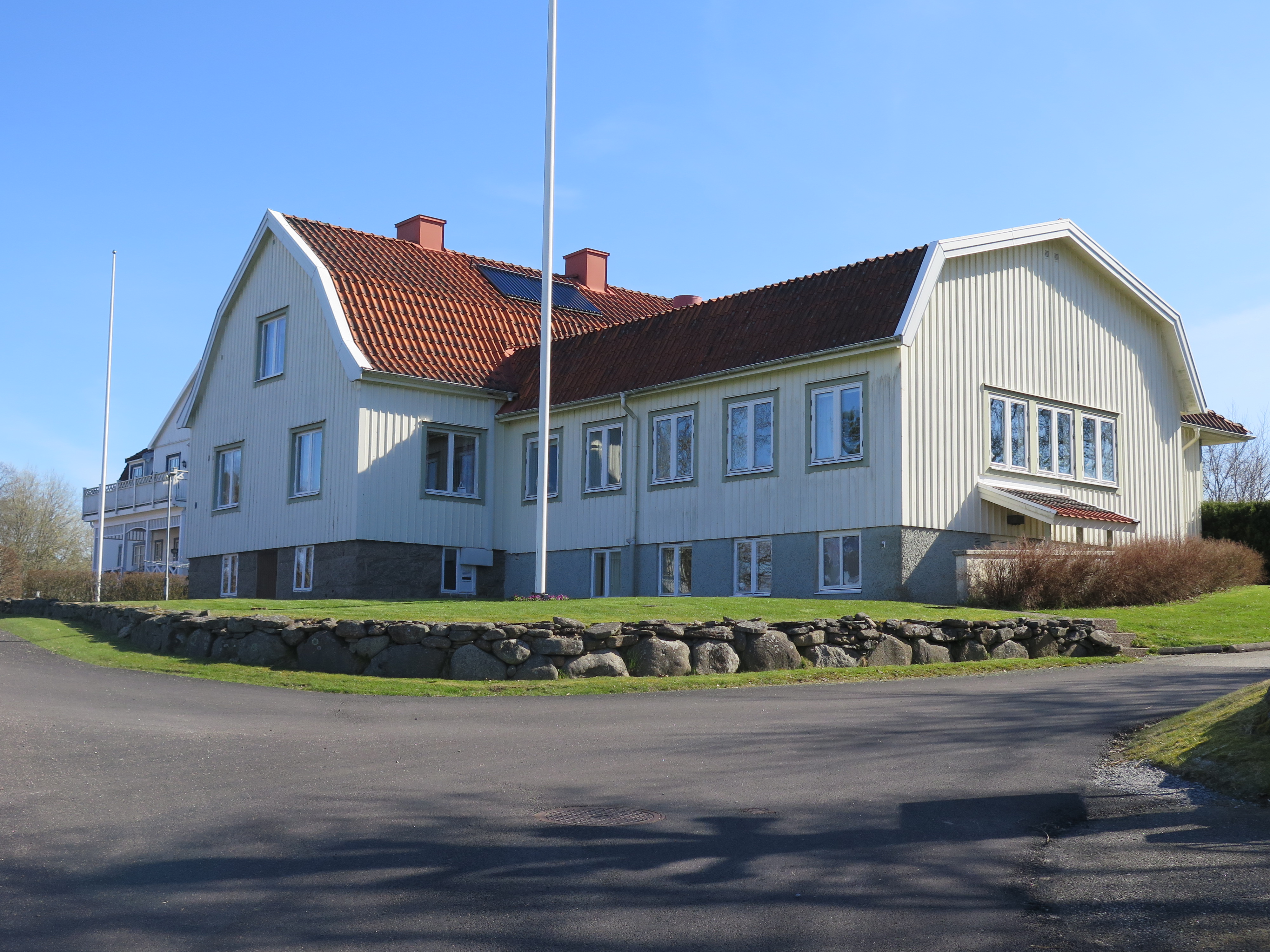 Byggnaden intill kyrkan består av två byggnadskroppar, en ifrån 1920-tal och en som sannolikt tillkom under det senare 1950- eller tidigare 1960-talet. 