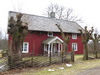 Bostadshuset på Björkesbacka är en timrad parstuga i ett och ett halvt plan uppförd år 1784. 