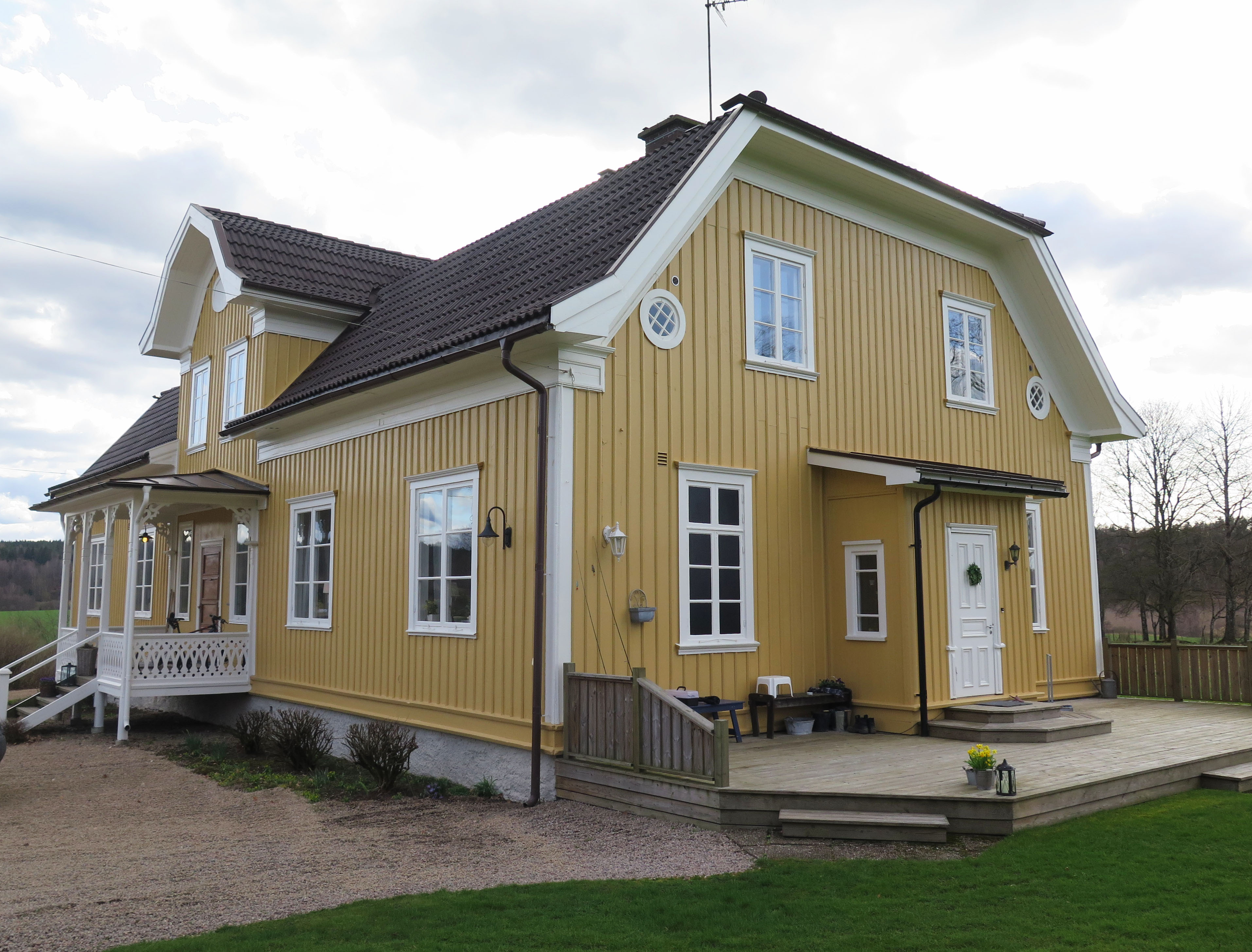 Det stora bostadshuset vid Öresten är uppfört år 1906 som en replika av en tidigare nedbrunnen mangårdsbyggnad. Idag finns två hyreslägenheter i byggnaden. 