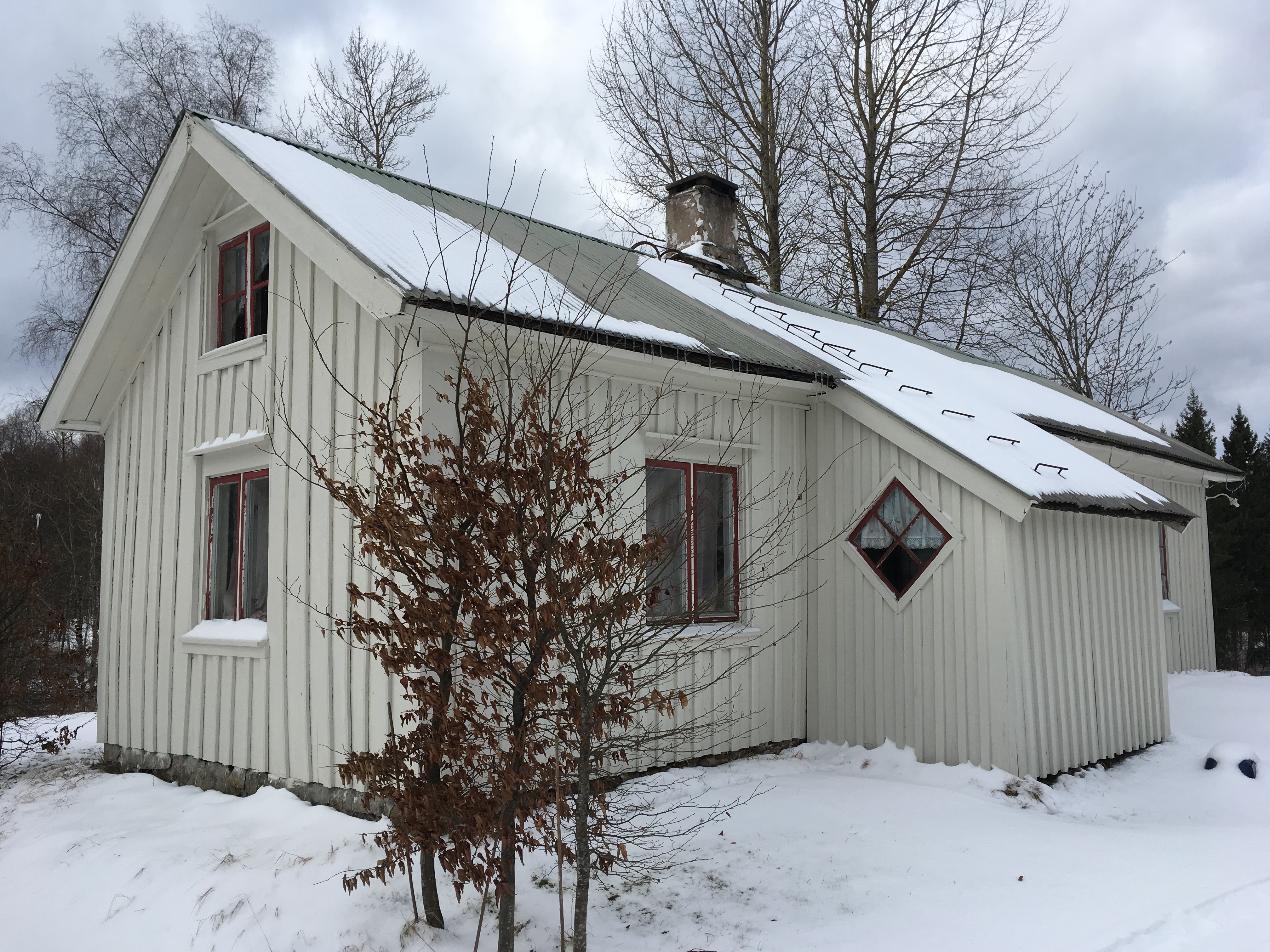 Liten tillbyggd köksingång på bostadshusets nordöstra långsida. 