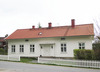 Det senare uppförda av de två bostadshusen på Hansagården är beläget nära byvägen. Den klassiska utformningen med oljevit locklistpanel står i kontrast gentemot det äldre bostadshusets ålderdomliga karaktär.