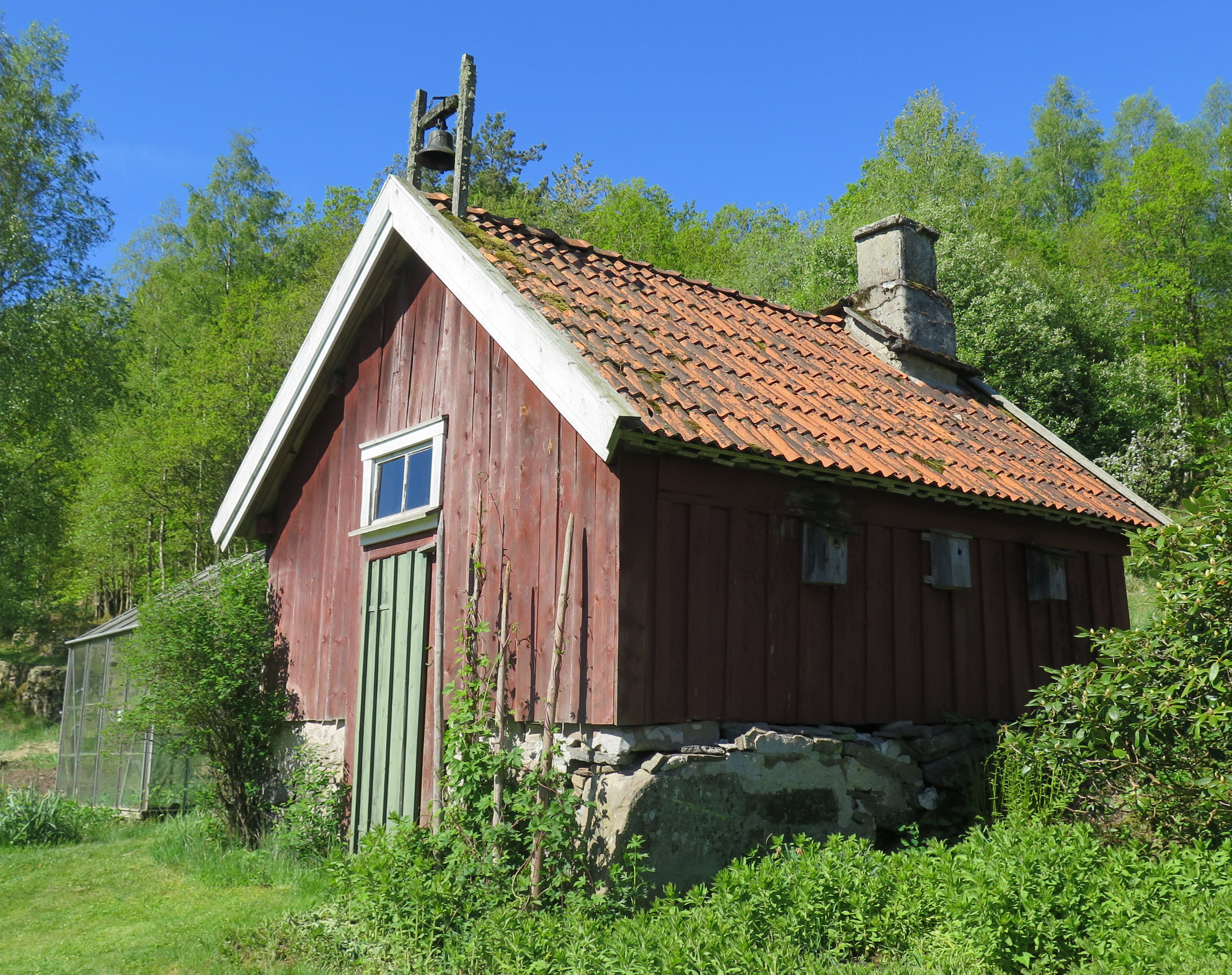 Kokhuset ifrån nordöst. På bilden syns vällingklockan och den robusta skorstenen. 